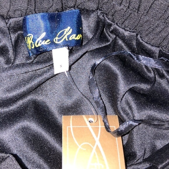 Francesca’s Blue Rain black dainty crochet skirt - Picture 4 of 5